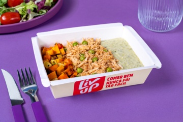Estrogonofe de frango, arroz 7 grãos e brócolis