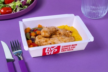 Frango oriental, arroz com brócolis e abóbora